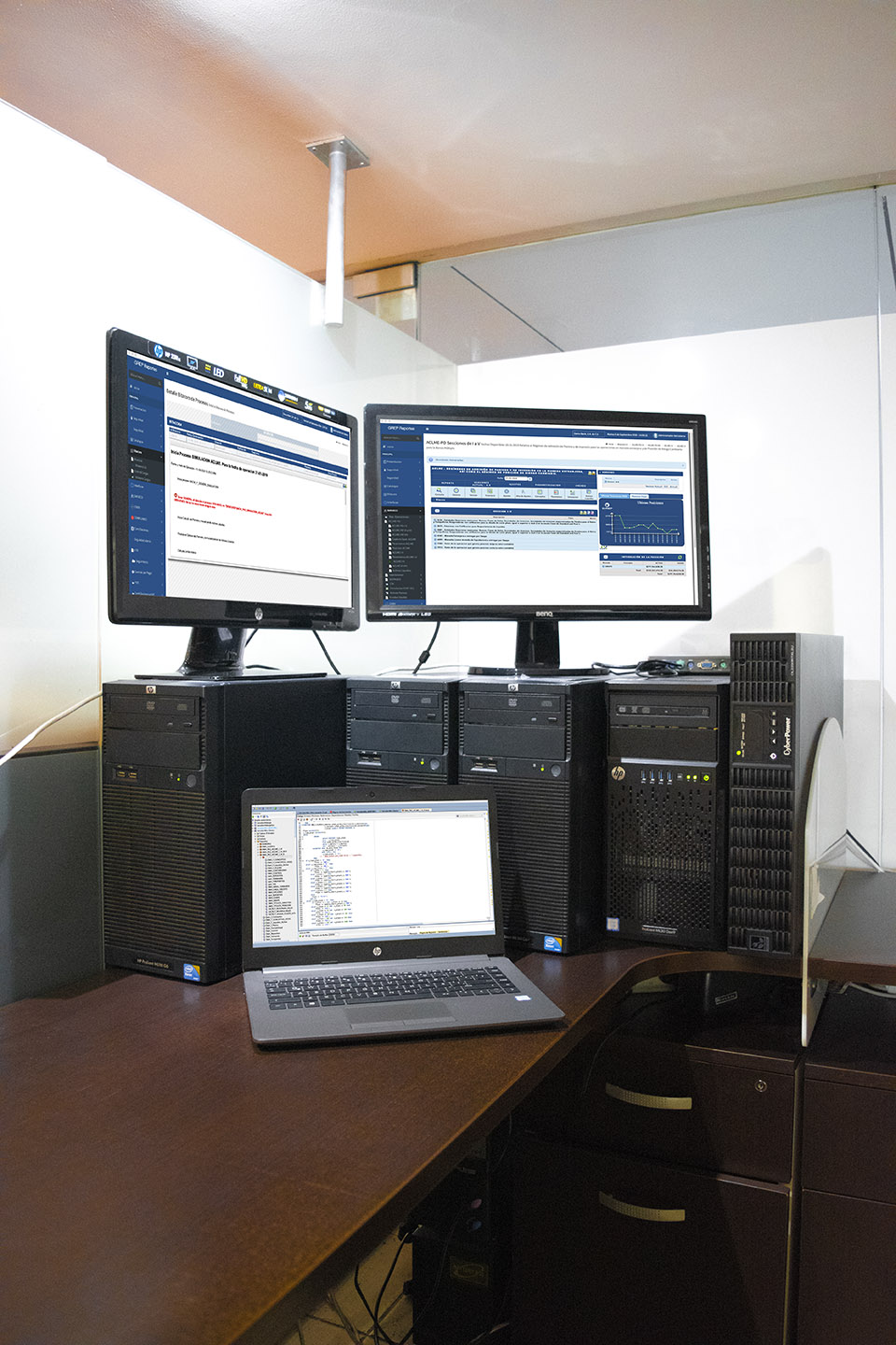 Tres computadoras sobre un escritorio, representando el mantenimiento de sistemas ofrecido por SAC-WALABI.